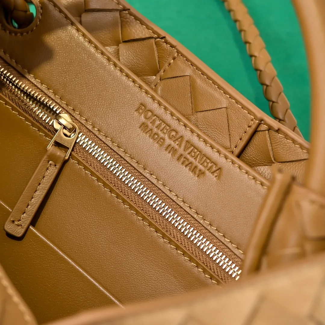 The 2024 new Andiamo batch 1920 BV has been shipped‼ ️Really popular🔥The new Andiamo woven handbag launched by Bottega Veneta this season is really popular all over the world! ! Celebrities at home and abroad have worn it, and Oscar-winning actress Michelle Yeoh has taken it out on the street. Song Jia, Trai Yara, Yu Feihong, Sanji Ayaka, Rosie Hunting-Whiteley, Yoshioka Riho, etc. have all picked up this bag. It is classic and versatile, showing off its temperament, and the bag capacity is also large, which is very convenient for daily commuting! ! A variety of carrying methods, the shoulder straps can be adjusted by yourself, the original lambskin feels soft and delicate, and the neutral style is created to break gender boundaries and bring a more practical and longer-lasting use experience. Andiamo, which has both elegant and casual styles, perfectly interprets the true appearance of "fashionable old money style". Style number: 7463 (suede) Size: 25*22*10.5cm